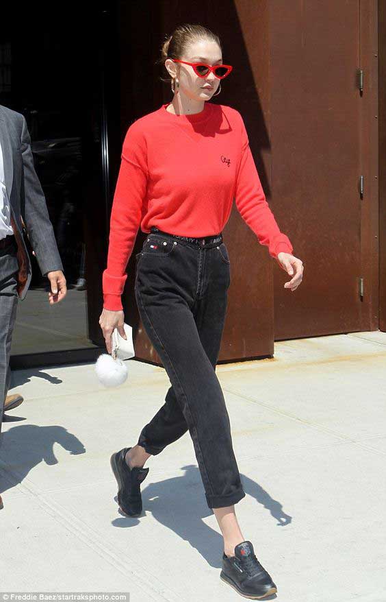 Gigi Hadid en jean taille haute noir