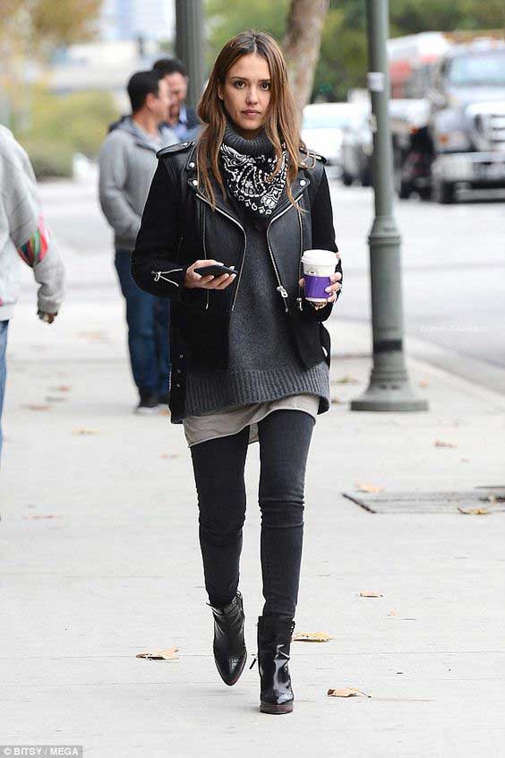 Jessica Alba en jean noir