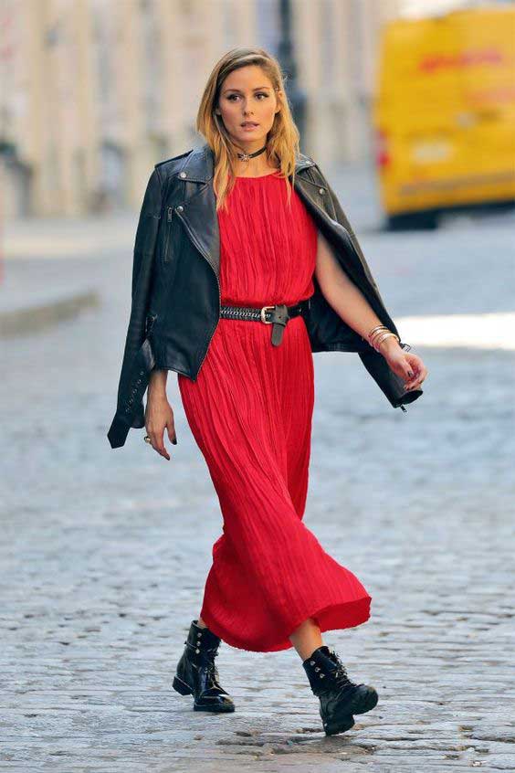 Robe rouge avec veste en cuir et chaussures noires