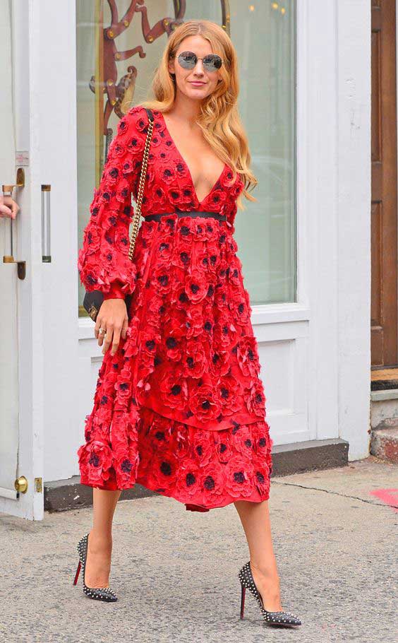 Robe à fleurs volumineuses et décolleté plongeant