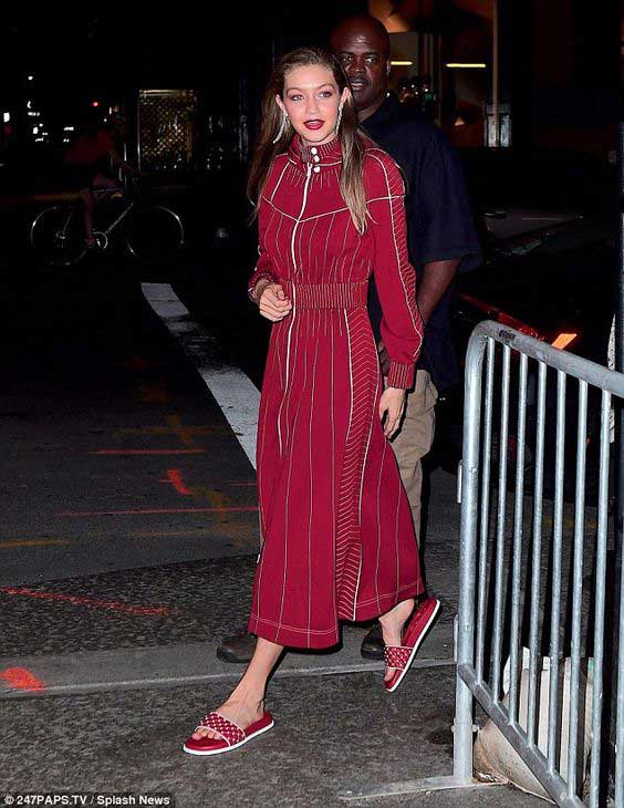 Gigi Hadid en robe rouge midi