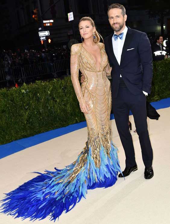 Blake Lively aux bijoux Atelier Versace et Lorraine Schwartz et Ryan Reynolds 2017 Met Gala