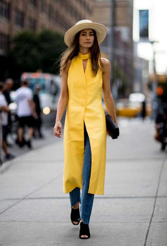 Gilet jaune en cuir combiné avec un jean