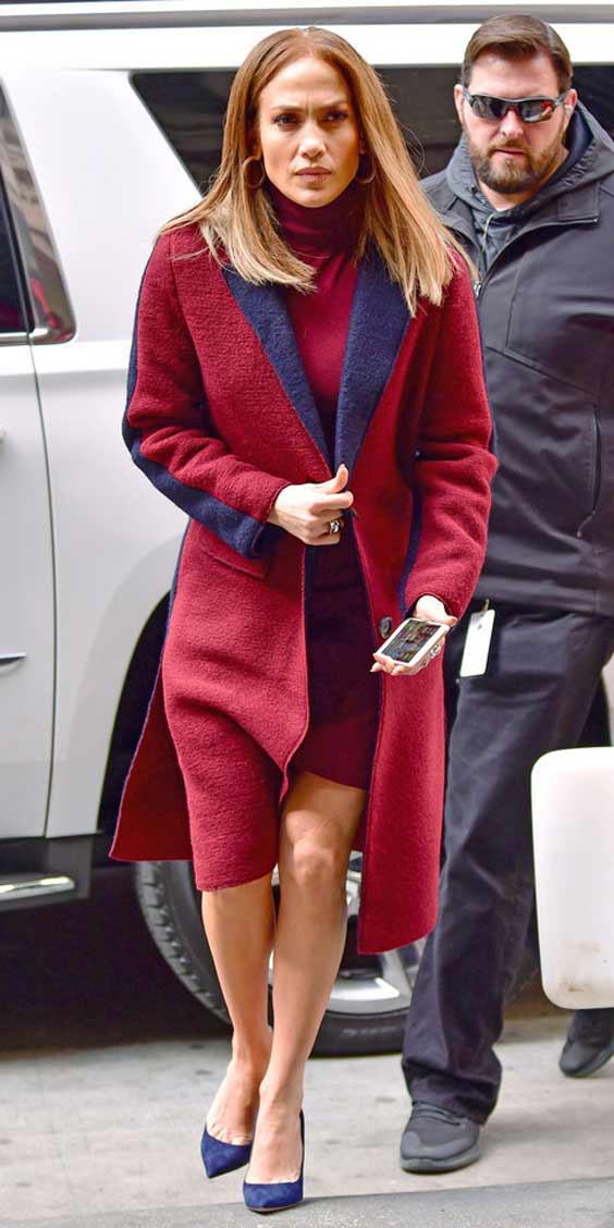 Manteau bordeaux - le look de Jennifer Lopez