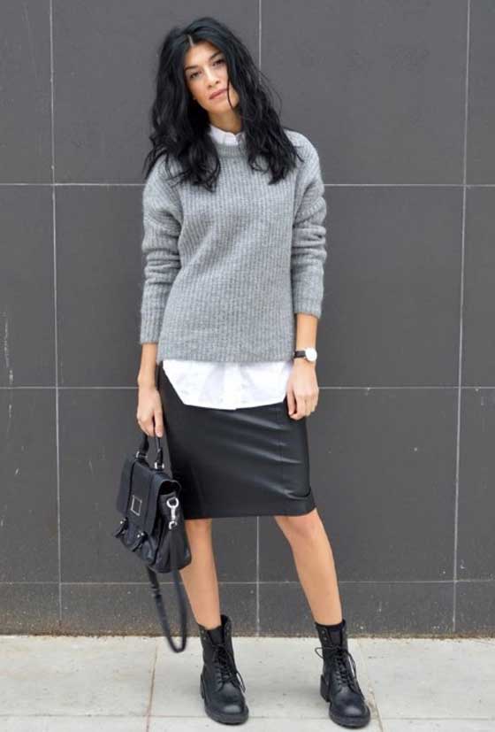 Style Normcore - pull gris, jupe noire, t-shirt blanc, bottes