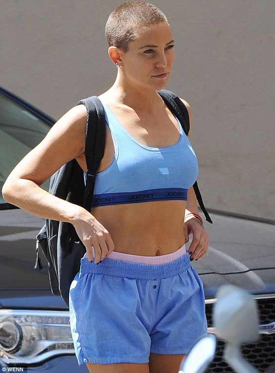 Bald Kate Hudson en short et haut