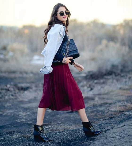 Look with a pleated skirt