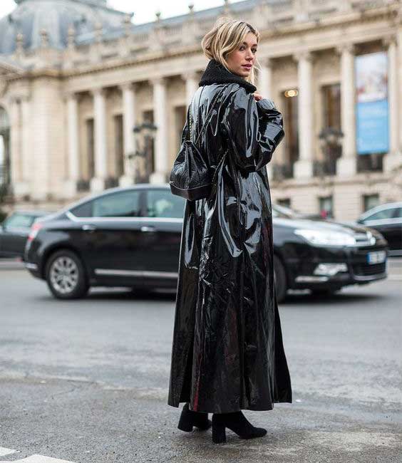 Cape en cuir verni noir