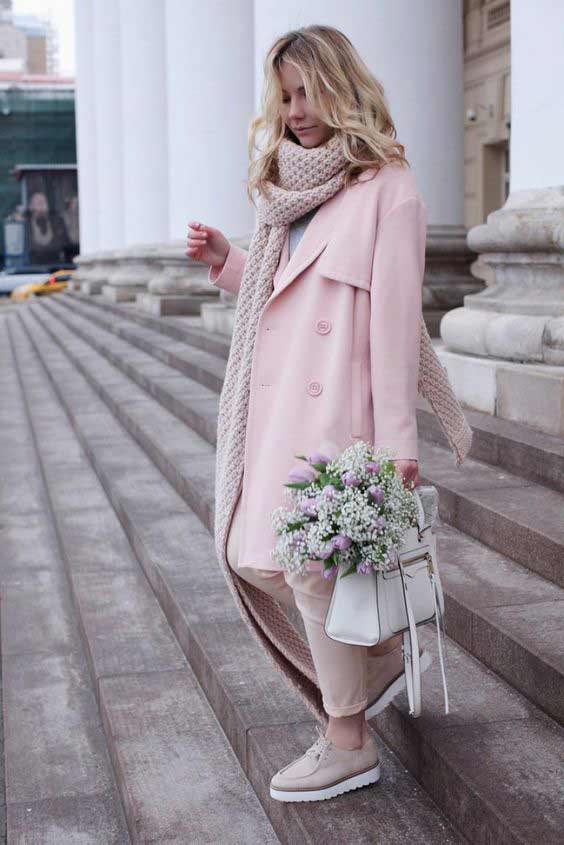 Look écharpe rose et manteau rose