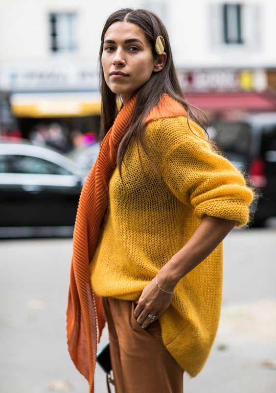 Foulard orange drapé sur les épaules