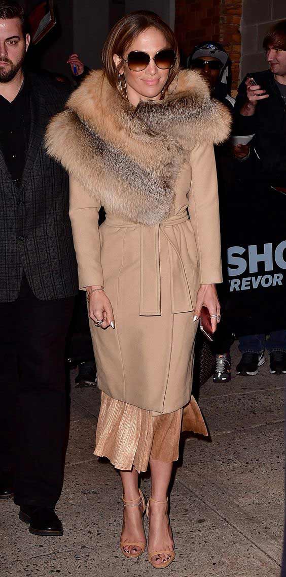 Jennifer Lopez dans un manteau nude
