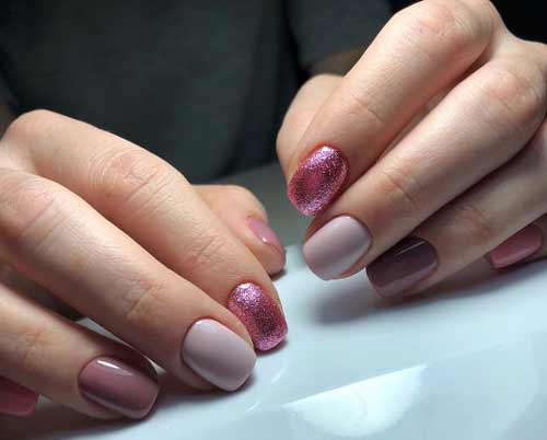 Combinaison élégante de nuances et de paillettes sur les ongles