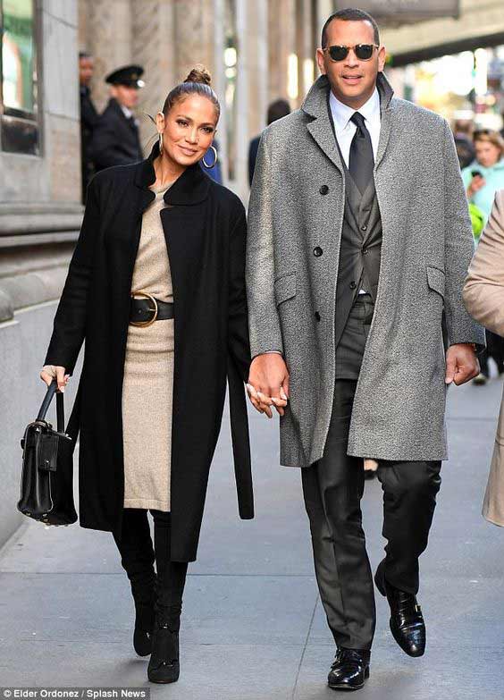 Jennifer Lopez en manteau noir et robe nude