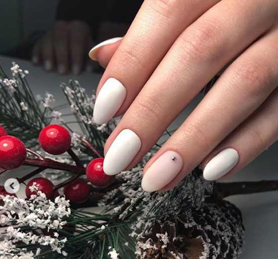 options for a festive manicure in white, photo