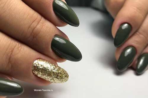 Dark green + gold manicure