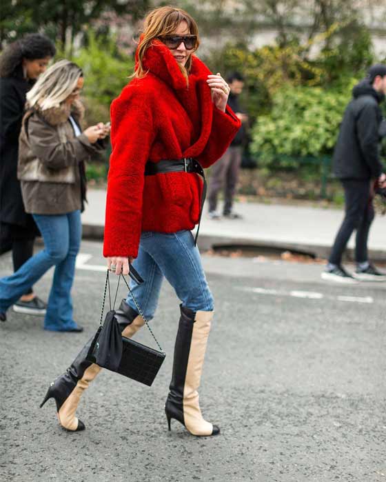 Fourrure colorée, Paris Fashion Week Street Style Automne 2017