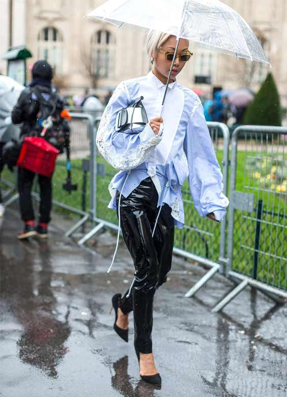 Fille sous un parapluie en plastique