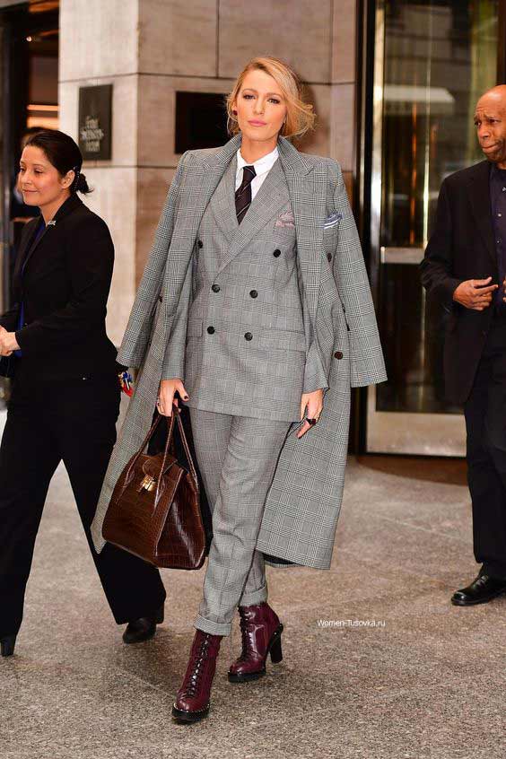 Costume gris Blake Lively avec pantalon et accessoires élégants