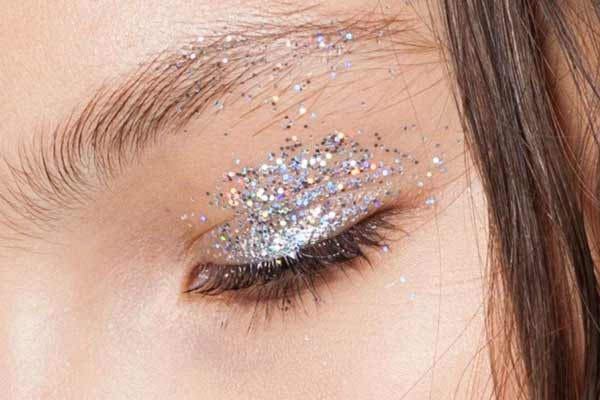 Maquillage pour la nouvelle année avec des paillettes