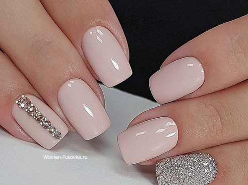 Nude manicure