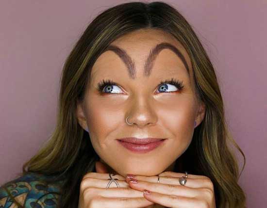 Sourcils étranges d'Instagram