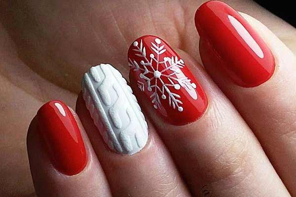 Conception d'ongles de Noël avec des flocons de neige