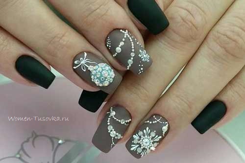 Flocons de neige gris sur les ongles