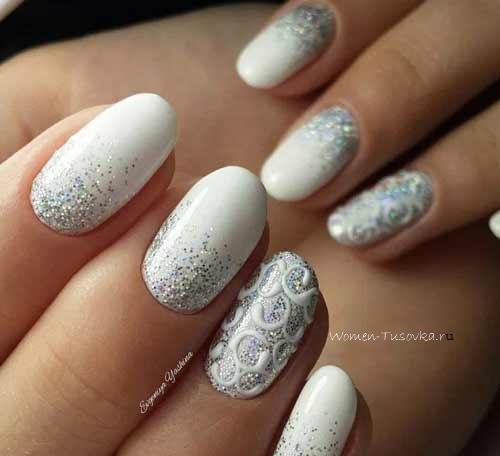 Enduit blanc et flocons de neige sur les ongles