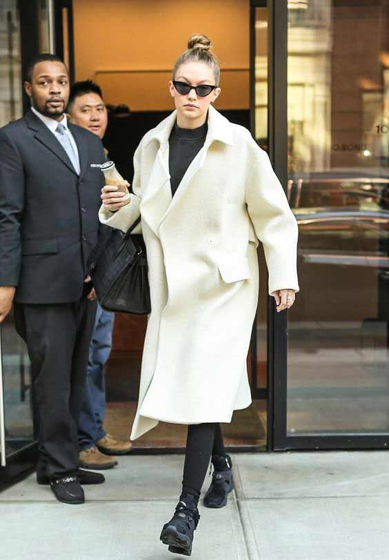 Gigi Hadid dans un élégant manteau classique à New York