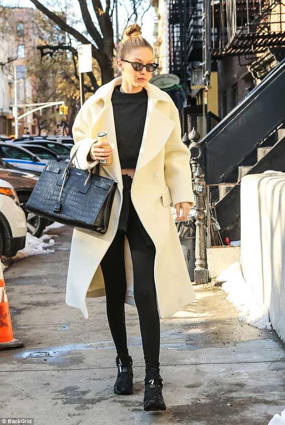 Gigi Hadid dans un élégant manteau classique à New York