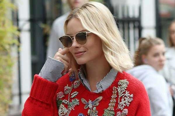 Margot Robbie a montré comment porter des broches avec style