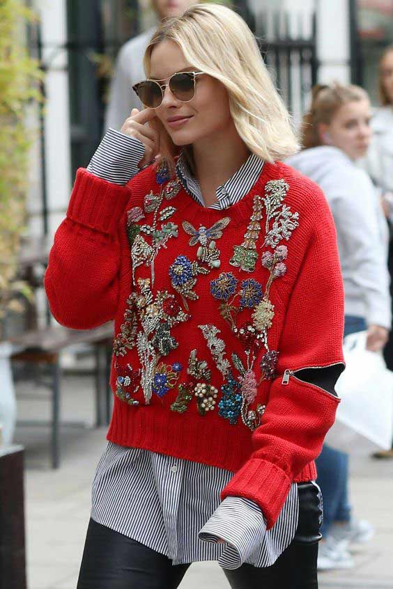 Margot Robbie en pull orné de broches