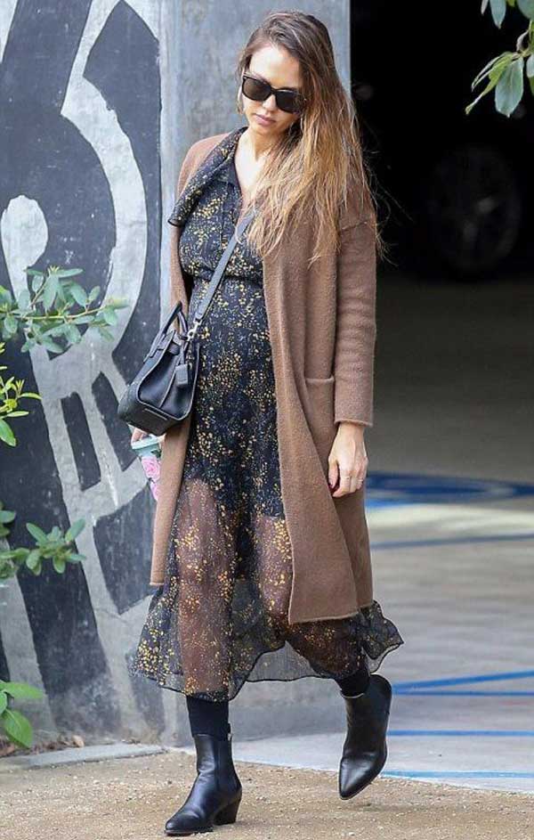 Jessica Alba en robe transparente et cardigan