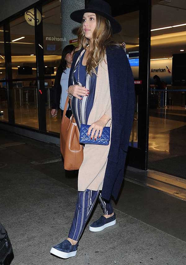 Ensemble bleu et beige Jessica Alba