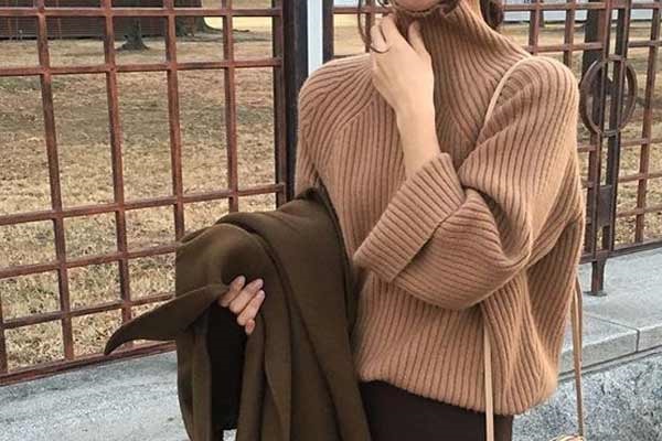 How to look slimmer in an oversized sweater