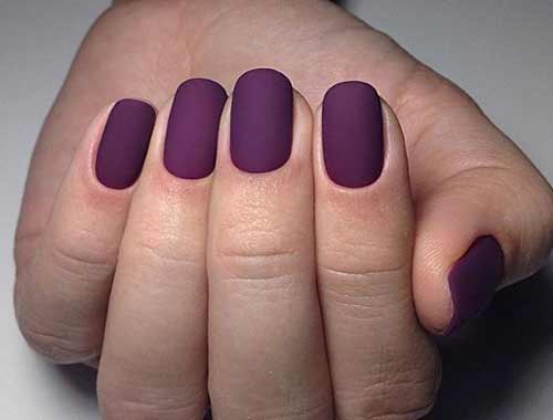 Couleur violette à la mode sur les ongles courts