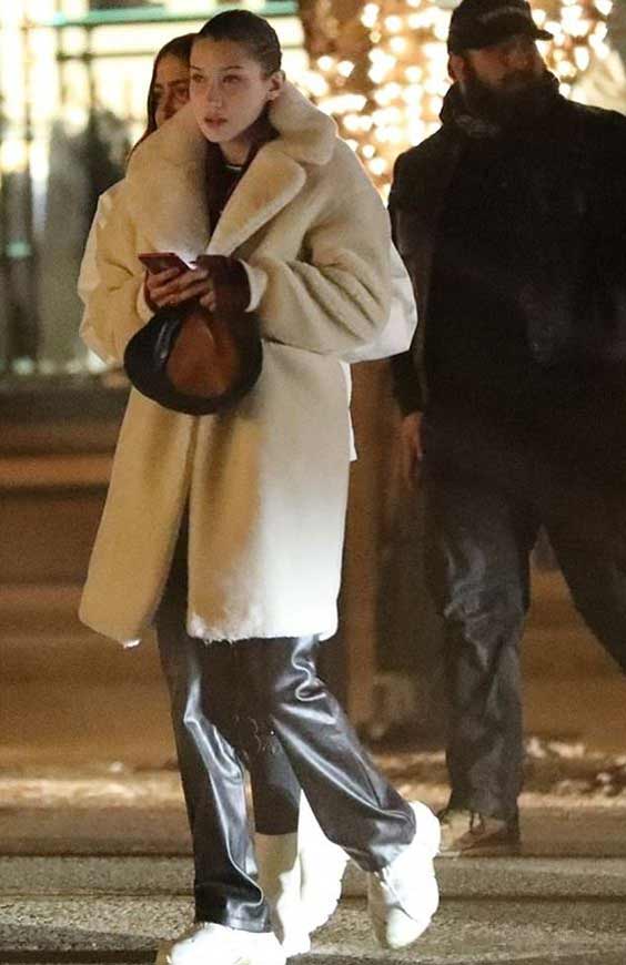 Bella Hadid dans un manteau de fourrure laiteux