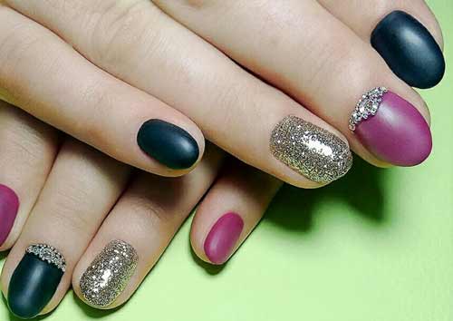 Manicure where there are three colors of varnish