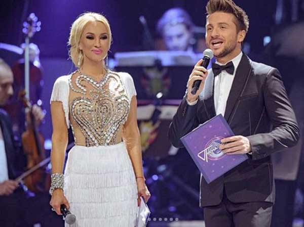 Lera Kudryavtseva dans une robe chic du Nouvel An