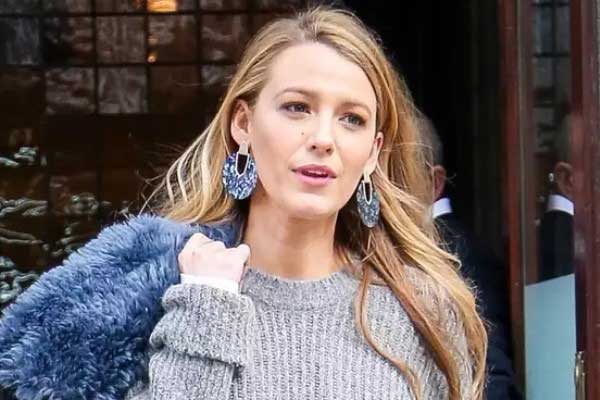 Pull gris Valentino et cool boots : le look audacieux de Blake Lively, photo 1