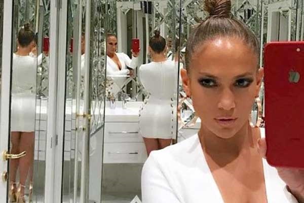 Jennifer Lopez en robe moulante pour la Saint-Valentin