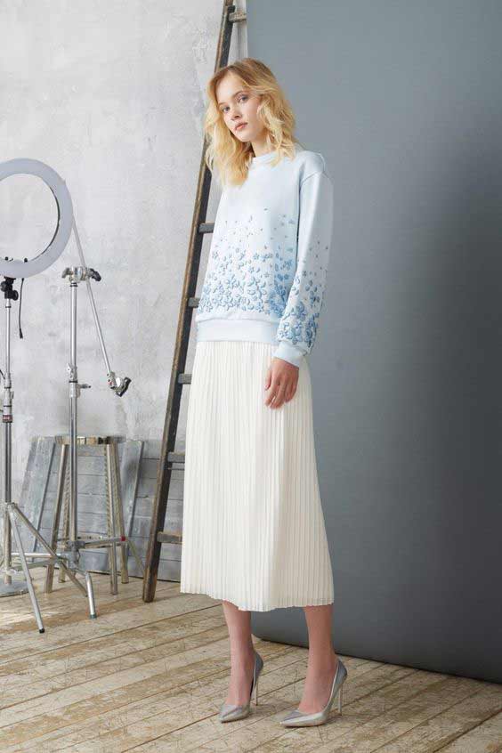 Sweatshirt with pleated skirt and classic pumps