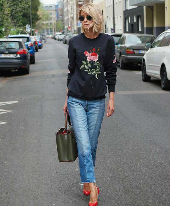 Office style sweatshirt with jeans and pumps