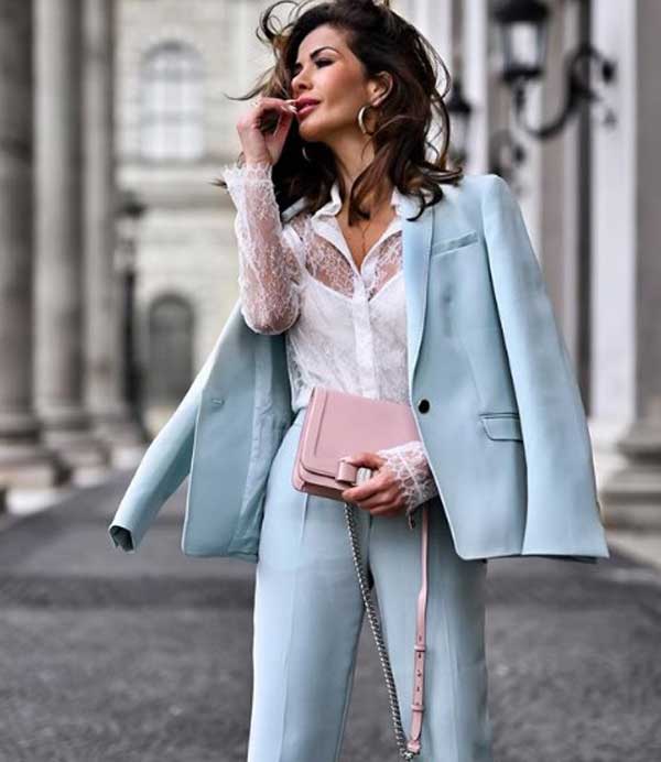 Le tailleur-pantalon pastel est jeune