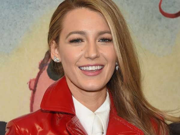 L'image romantique de Blake Lively, qui a perdu 30 kg : un trench rouge et des chaussures à cœurs, photo 4