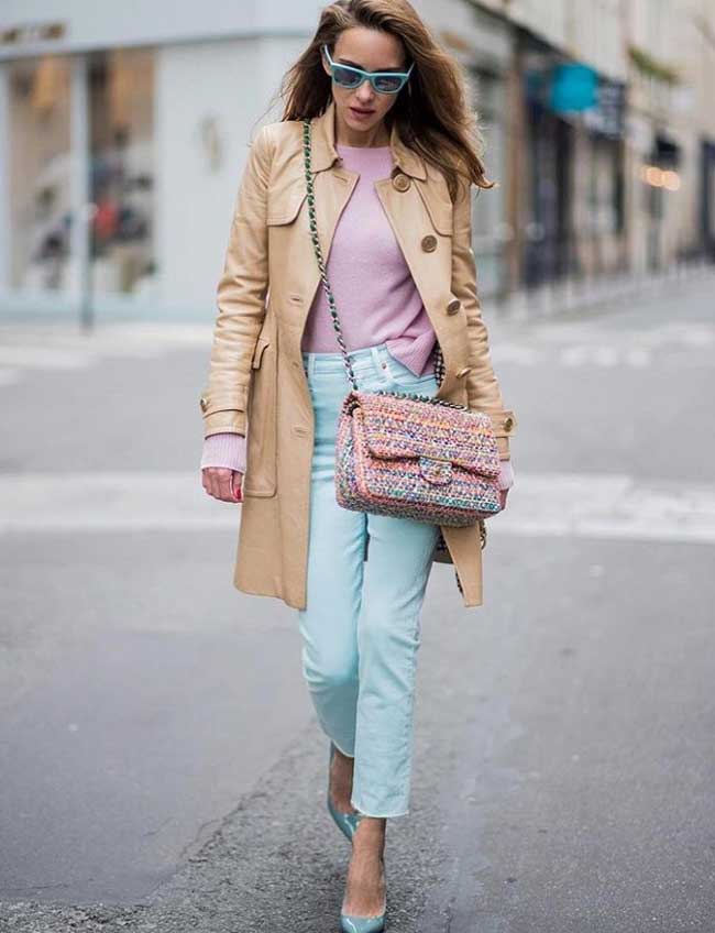 Les jeans bleu clair ajoutent de la jeunesse au look