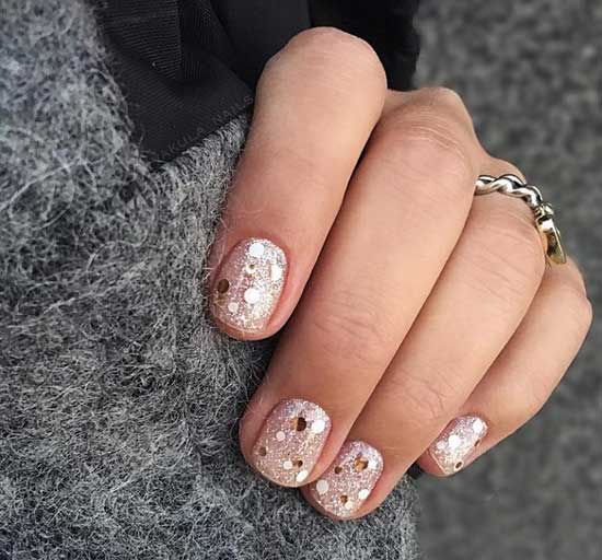 Beige manicure short nails