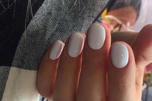 Trendy nail polish colors: what clothes to use them with?