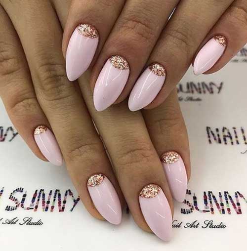 The idea of ​​a pale pink manicure