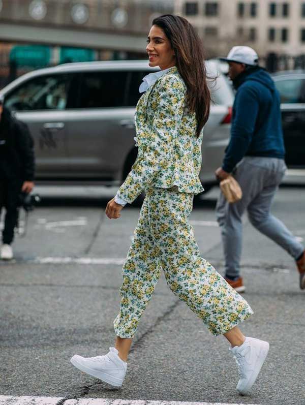 Print flowers on a trouser suit